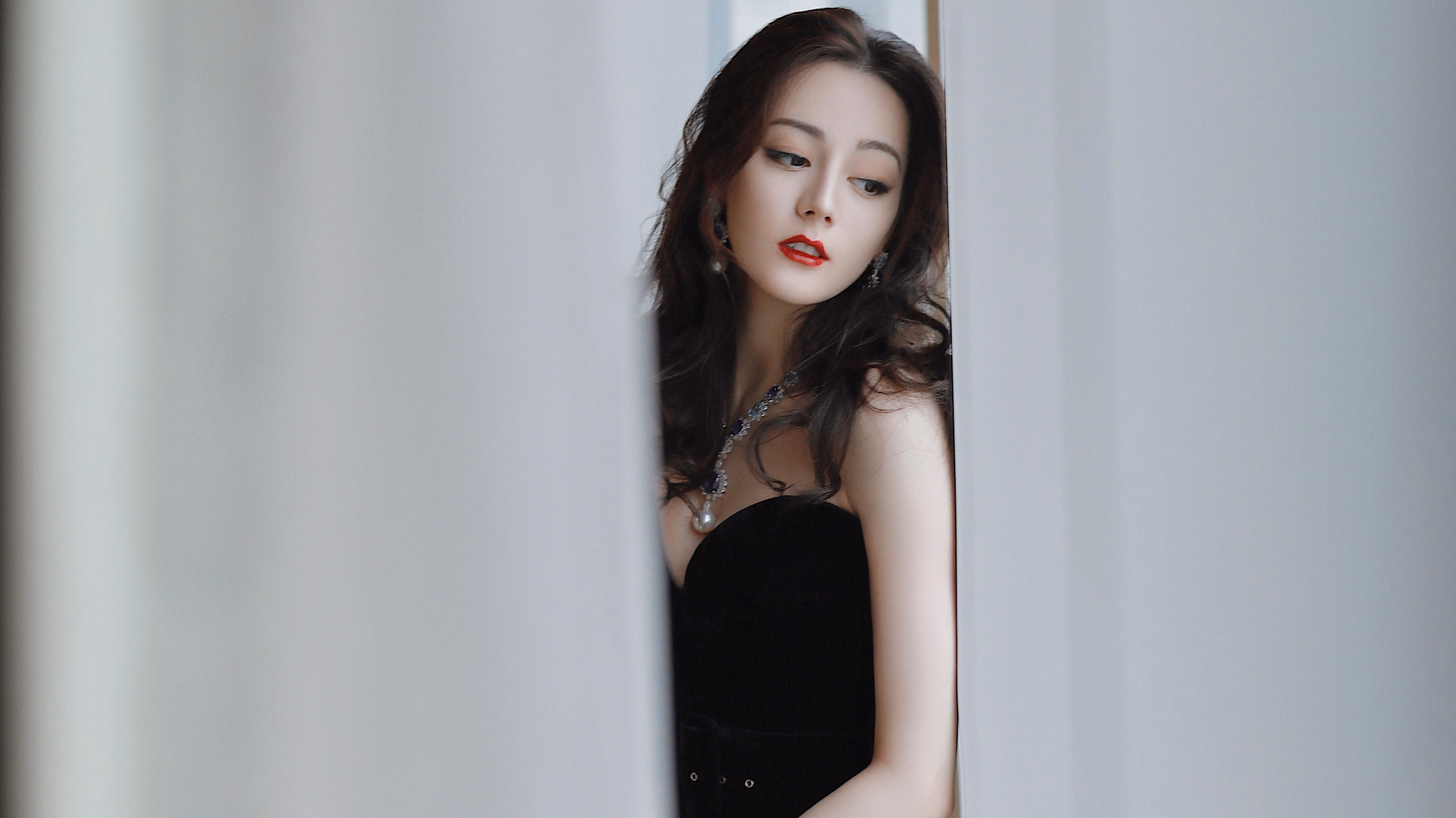 看到您的需求，我们来一起构思一篇既有戏剧冲突又突出个人英雄主义的文章