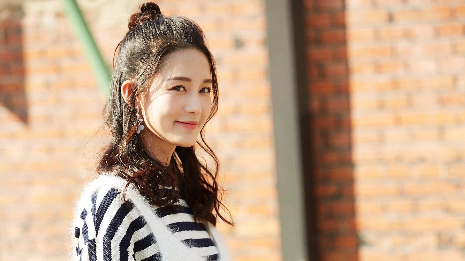 欧冠之夜,巴萨险胜奥地利,萨拉赫刷新纪录照亮不眠足球场