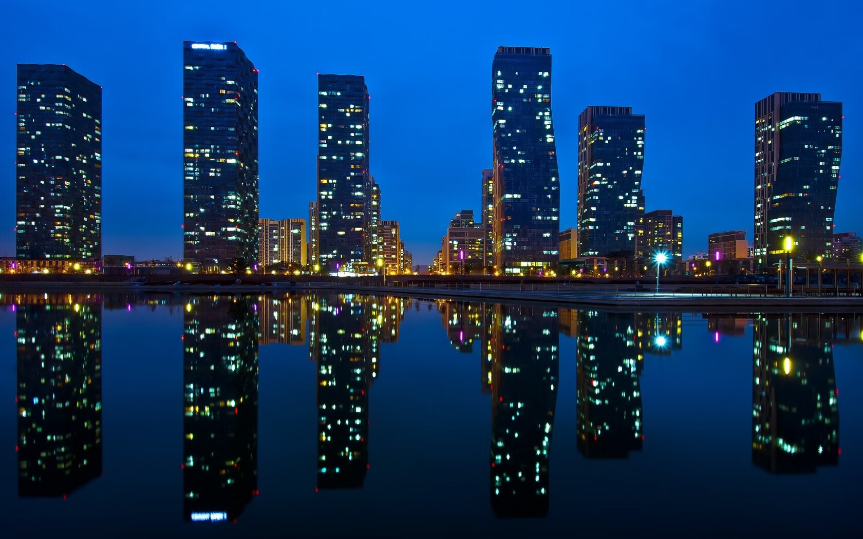 绿茵硝烟，当世界杯的哨声在战场边缘响起